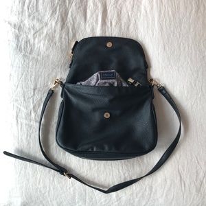 Mods lyte black expandable shoulder bag